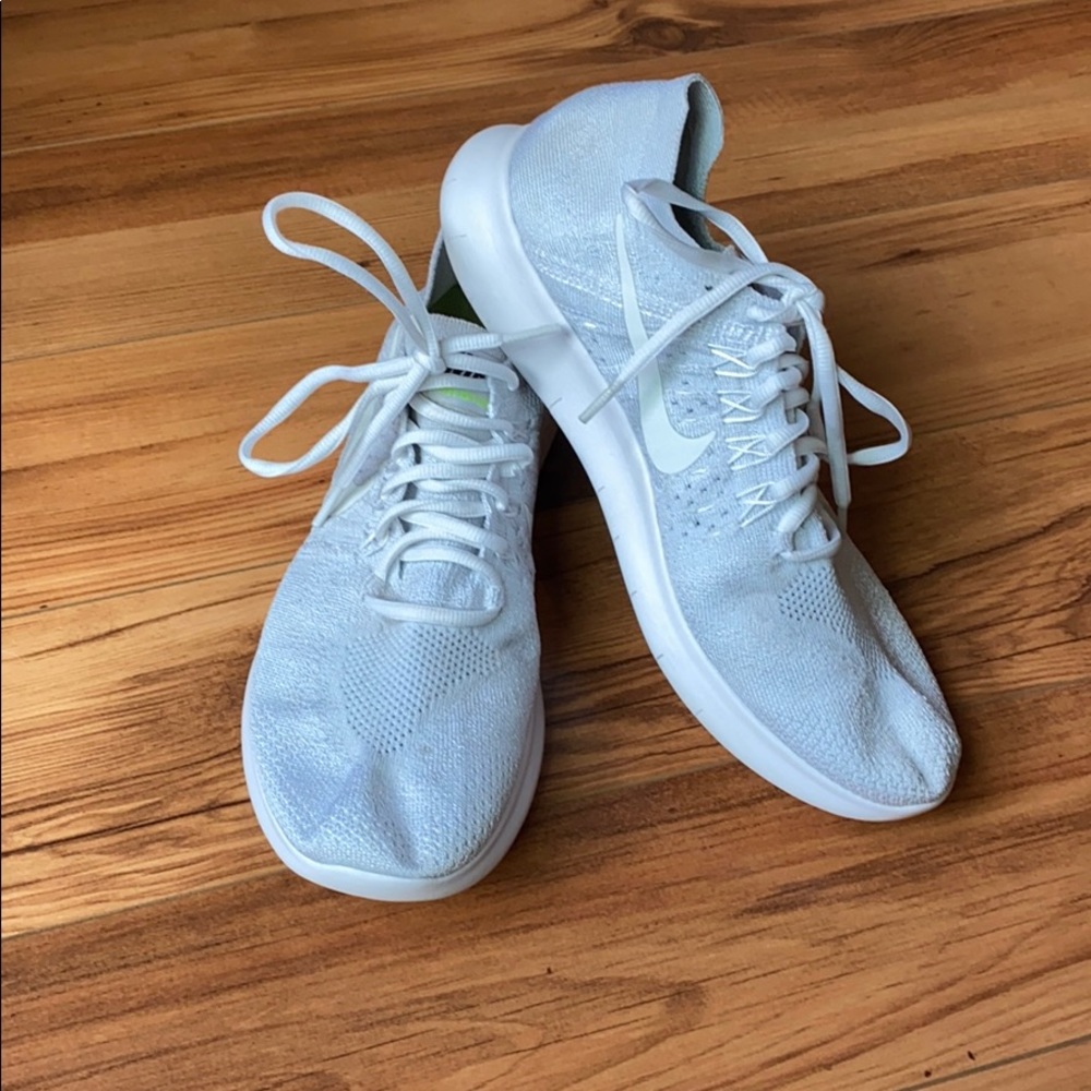 Like new white Nike flyknits